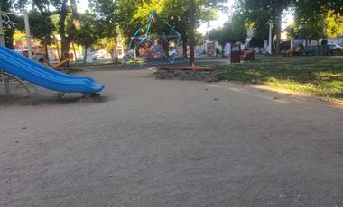 LINDA CASA DE DOS PISOS, REMODELADA