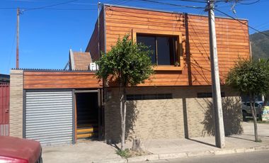 Céntrica propiedad con 6 locales comerciales en la localidad de Cabildo, Region Valparaíso