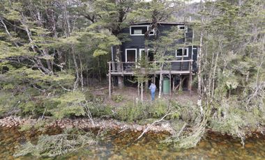 EN VENTA CASA CON ORILLA DE RIO, VIVE PATAGONIA