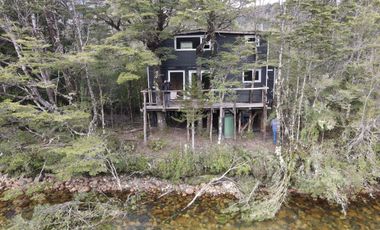EN VENTA CASA CON ORILLA DE RIO, VIVE PATAGONIA