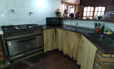 Chalet en venta de 6 ambientes  con jardín, piscina y cochera