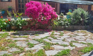 Chalet en venta de 6 ambientes  con jardín, piscina y cochera