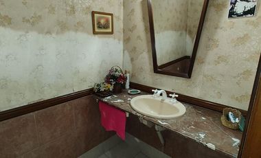 Chalet en venta de 6 ambientes  con jardín, piscina y cochera