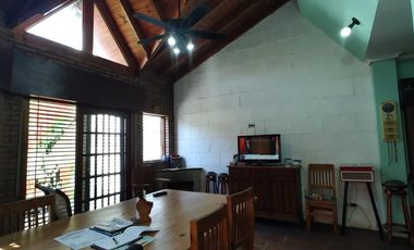 Chalet en venta de 6 ambientes  con jardín, piscina y cochera