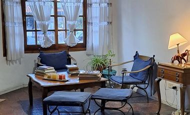 Chalet en venta de 6 ambientes  con jardín, piscina y cochera