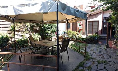 Chalet en venta de 6 ambientes  con jardín, piscina y cochera