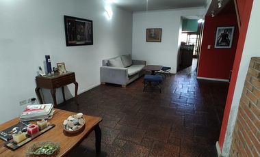 Chalet en venta de 6 ambientes  con jardín, piscina y cochera