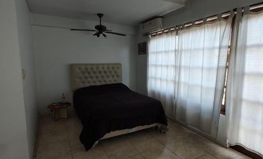 Chalet en venta de 6 ambientes  con jardín, piscina y cochera