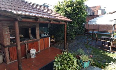 Chalet en venta de 6 ambientes  con jardín, piscina y cochera