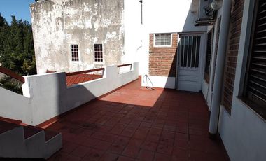 Chalet en venta de 6 ambientes  con jardín, piscina y cochera