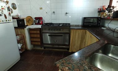 Chalet en venta de 6 ambientes  con jardín, piscina y cochera