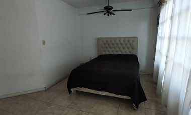 Chalet en venta de 6 ambientes  con jardín, piscina y cochera