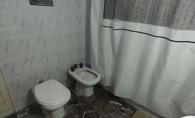 Chalet en venta de 6 ambientes  con jardín, piscina y cochera