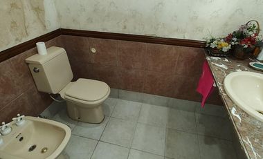 Chalet en venta de 6 ambientes  con jardín, piscina y cochera