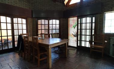 Chalet en venta de 6 ambientes  con jardín, piscina y cochera