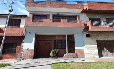 Chalet en venta de 6 ambientes  con jardín, piscina y cochera