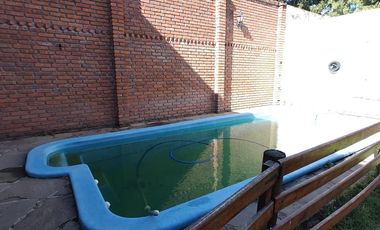 Chalet en venta de 6 ambientes  con jardín, piscina y cochera