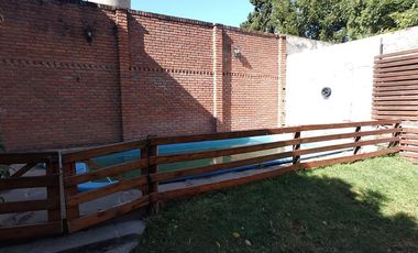 Chalet en venta de 6 ambientes  con jardín, piscina y cochera