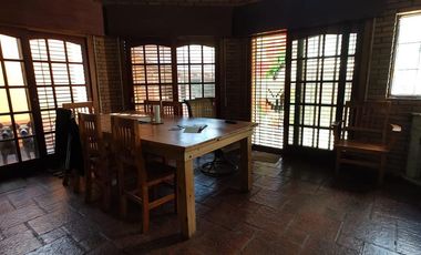 Chalet en venta de 6 ambientes  con jardín, piscina y cochera