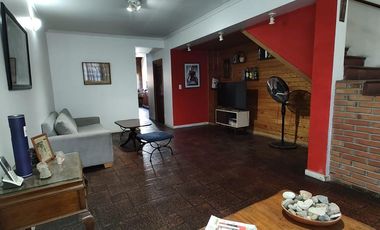 Chalet en venta de 6 ambientes  con jardín, piscina y cochera