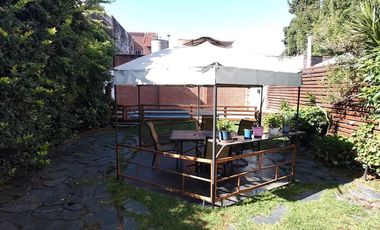 Chalet en venta de 6 ambientes  con jardín, piscina y cochera