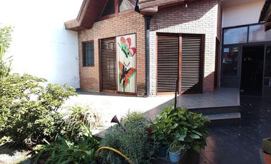 Chalet en venta de 6 ambientes  con jardín, piscina y cochera