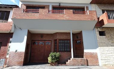 Chalet en venta de 6 ambientes  con jardín, piscina y cochera