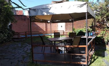 Chalet en venta de 6 ambientes  con jardín, piscina y cochera