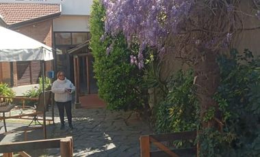 Chalet en venta de 6 ambientes  con jardín, piscina y cochera