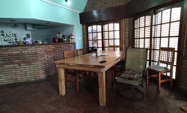 Chalet en venta de 6 ambientes  con jardín, piscina y cochera