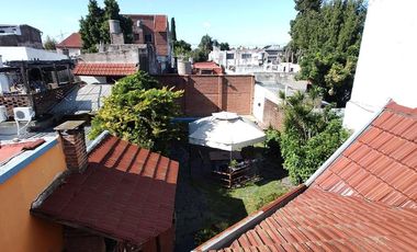 Chalet en venta de 6 ambientes  con jardín, piscina y cochera