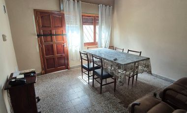 Casa 4 ambientes, cochera y parque en Banfield Este