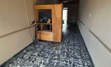 Casa 4 ambientes, cochera y parque en Banfield Este