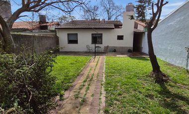 Casa 4 ambientes, cochera y parque en Banfield Este