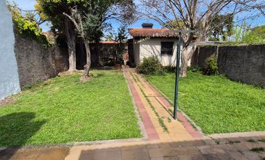 Casa 4 ambientes, cochera y parque en Banfield Este