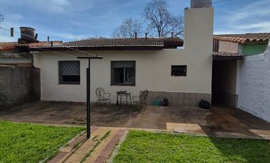 Casa 4 ambientes, cochera y parque en Banfield Este