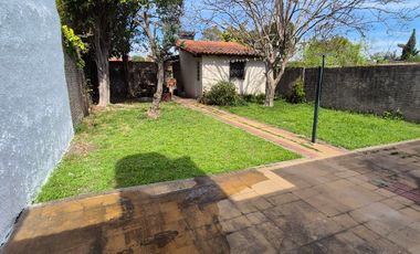 Casa 4 ambientes, cochera y parque en Banfield Este