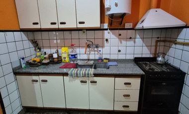 Casa 4 ambientes, cochera y parque en Banfield Este