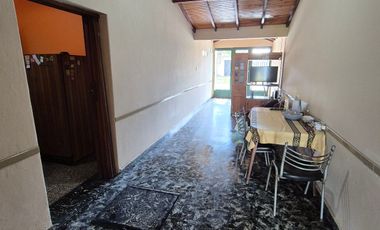 Casa 4 ambientes, cochera y parque en Banfield Este