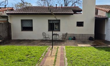 Casa 4 ambientes, cochera y parque en Banfield Este
