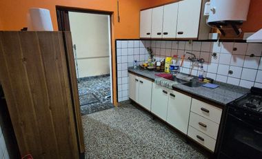 Casa 4 ambientes, cochera y parque en Banfield Este