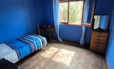 Casa 4 ambientes, cochera y parque en Banfield Este