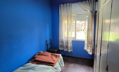 Casa 4 ambientes, cochera y parque en Banfield Este