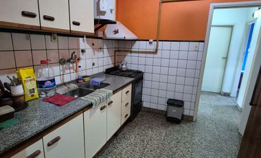 Casa 4 ambientes, cochera y parque en Banfield Este