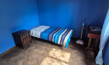 Casa 4 ambientes, cochera y parque en Banfield Este