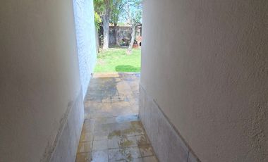 Casa 4 ambientes, cochera y parque en Banfield Este