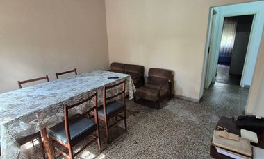 Casa 4 ambientes, cochera y parque en Banfield Este