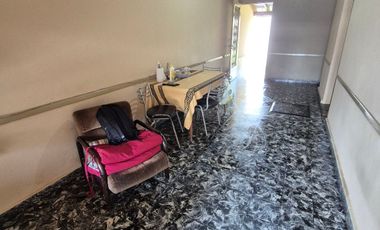 Casa 4 ambientes, cochera y parque en Banfield Este