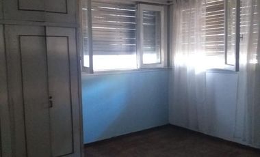 Casa de 2 dorm. y fdo libre. Actualmente alquilada. Ideal inversión. L. de Zamora