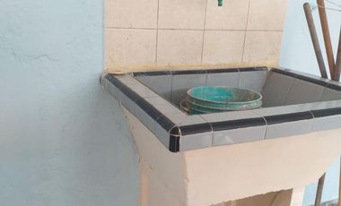 Casa de 2 dorm. y fdo libre. Actualmente alquilada. Ideal inversión. L. de Zamora